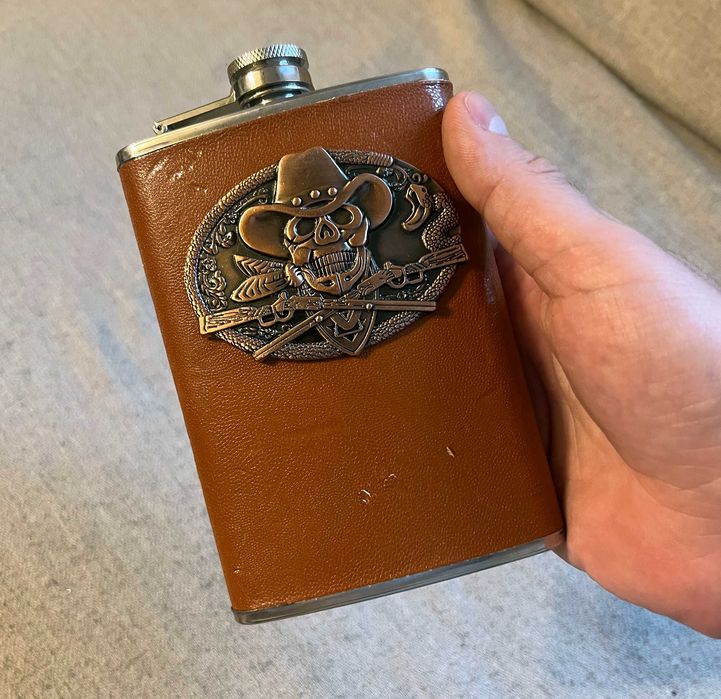 Ploscă inox 9oz îmbrăcată în piele, design cowboy craniu și revolvere