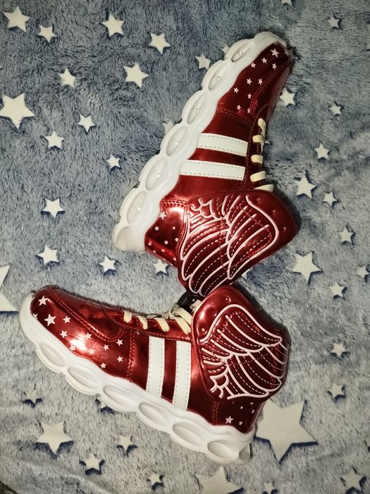 Кроссовки красные крылья снимаются