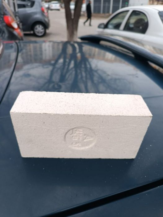 Огнеупорный кирпич класс А выдерживает температуру 1 200 градусов.