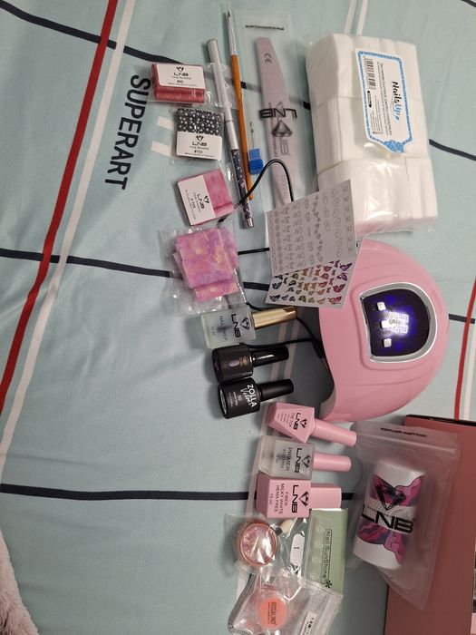 Vând produse de unghii