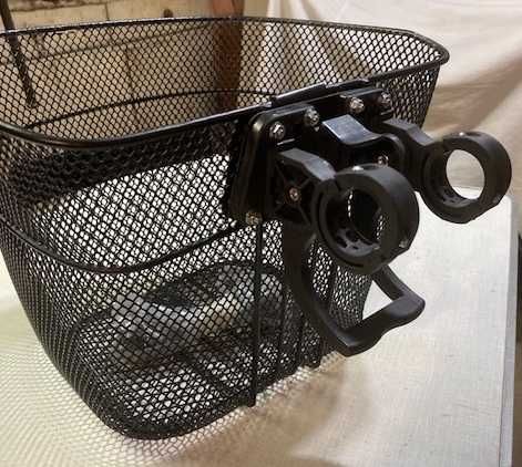 Продавам две предни кошници за велосипед