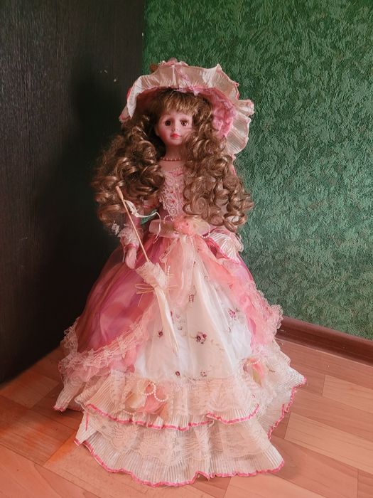 Продам фарфоровая куклу