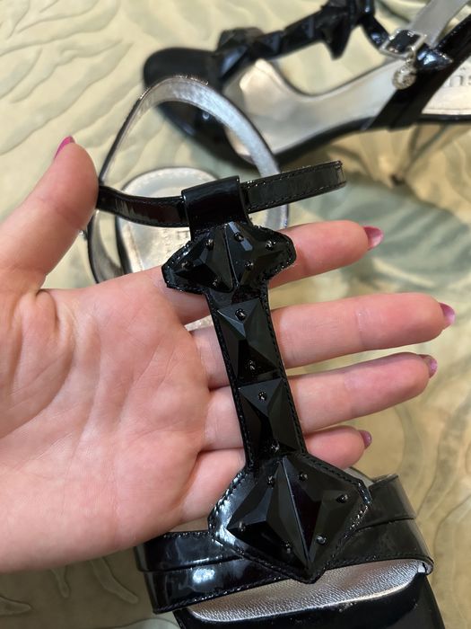 Елегантни сандали на Guess