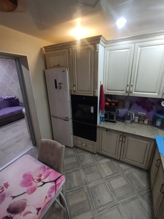 Продам 2 комнатную на льва Толстого