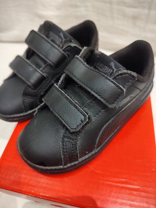 Vând adidași Puma mărimea 24.