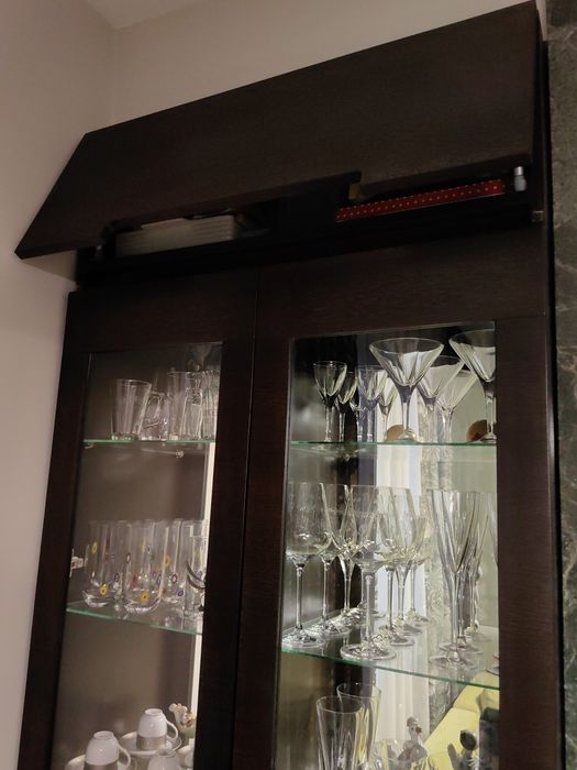 Висок шкаф с витрина и микровълнова