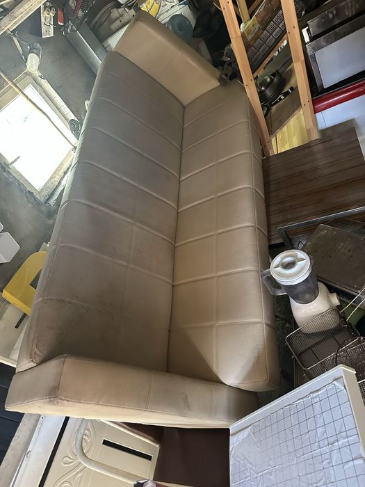 Кожанный диван бежевый