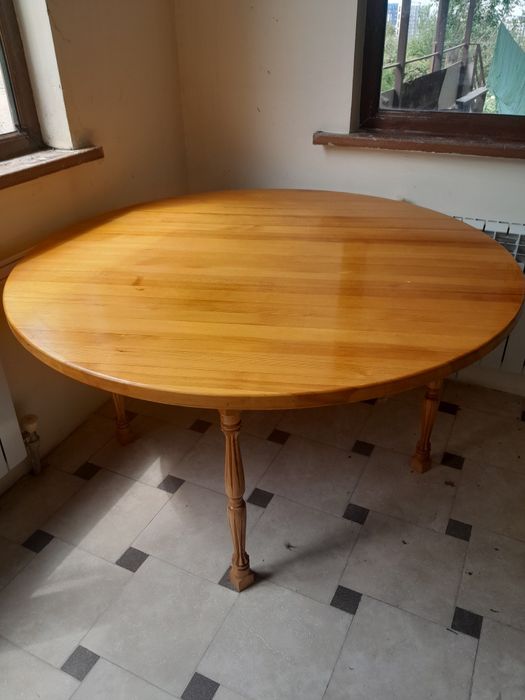 Круглый деревянный лакированный стол