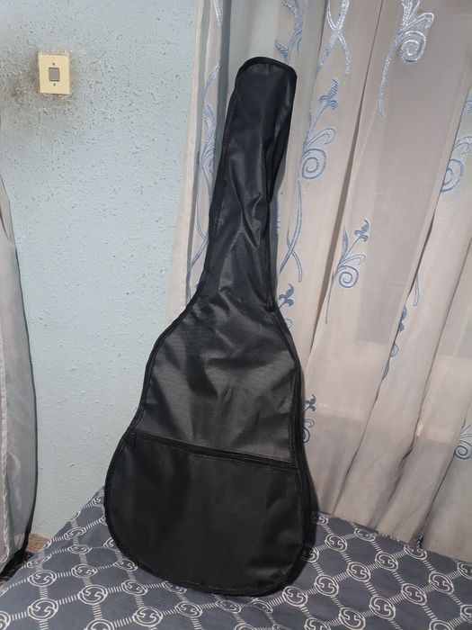 Akustik gitara sotiladi