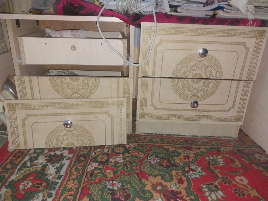 Продаётся  двуспальная кровать и 2 тумбочки и большой тримон