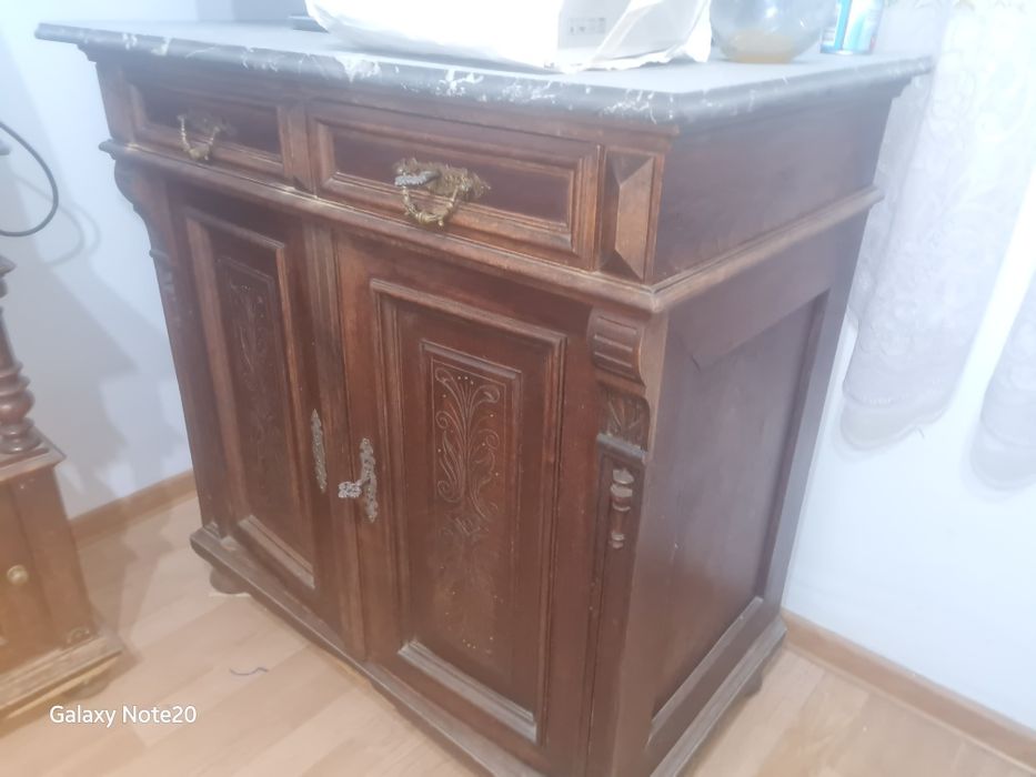 Vând mobila veche sculptata