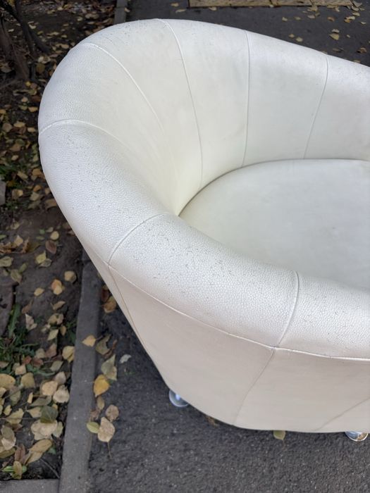 Белое кожаное кресло