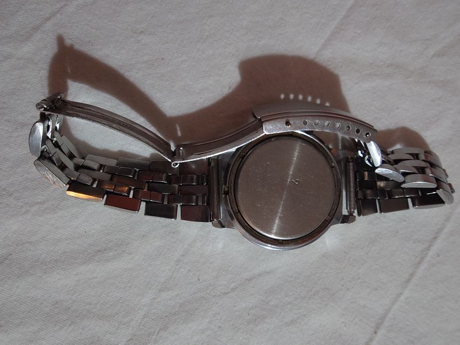 Слава - съветски механичен часовник, с ръчно навиване. С ден и дата.