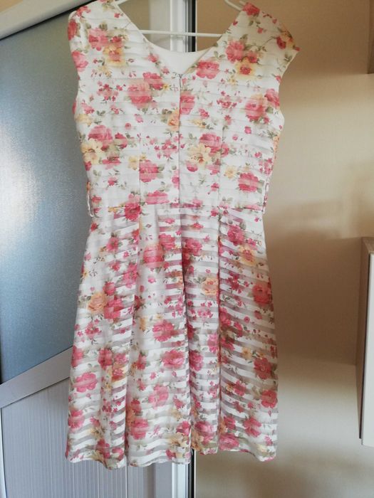 Красива дамска рокля на цветя