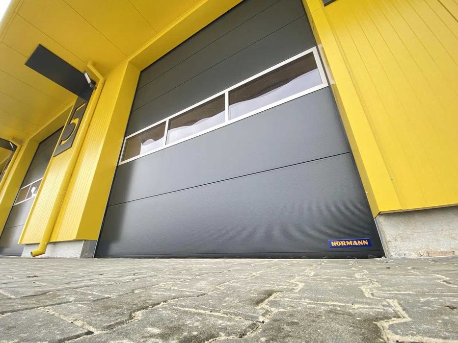 Индустриални секционни врати за халета Хьорман в цвят RAL7016