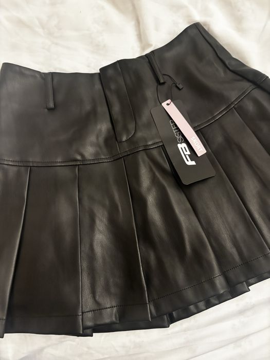 Fustă neagră scurtă din piele cu pantaloni pe dedesubt