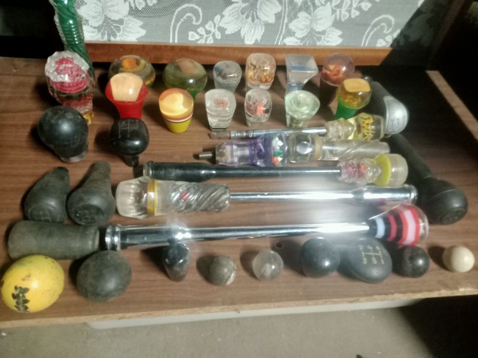 Ручки на коробку передач разные