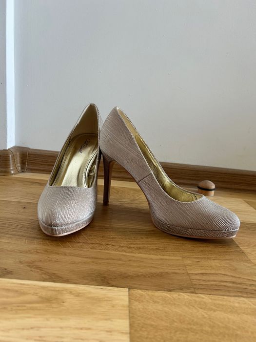 Златни обувки с ток