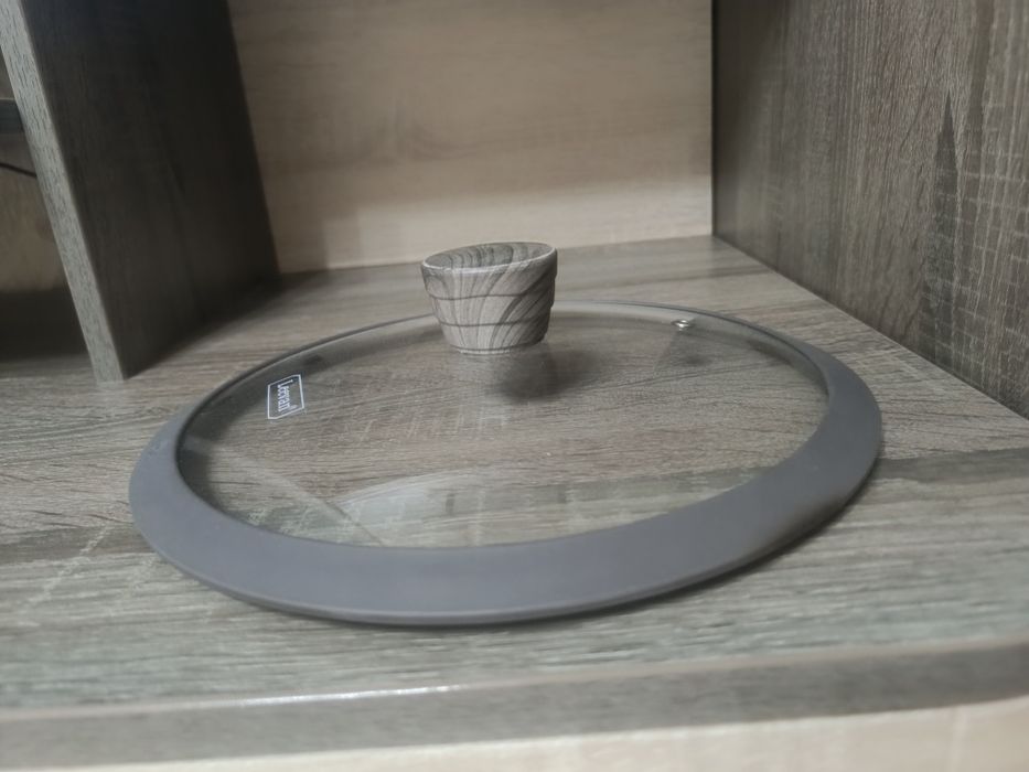 Стеклянная крышка d 26см.