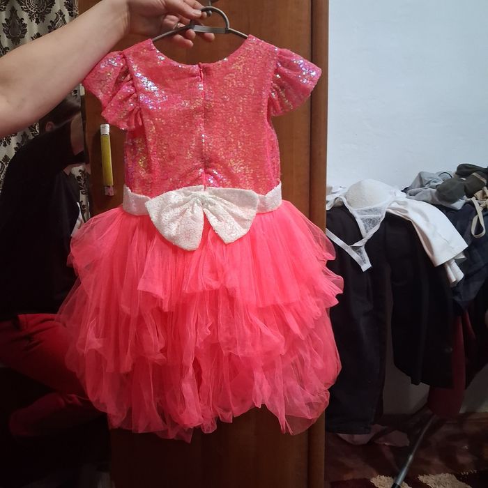 Продам платья нарядные