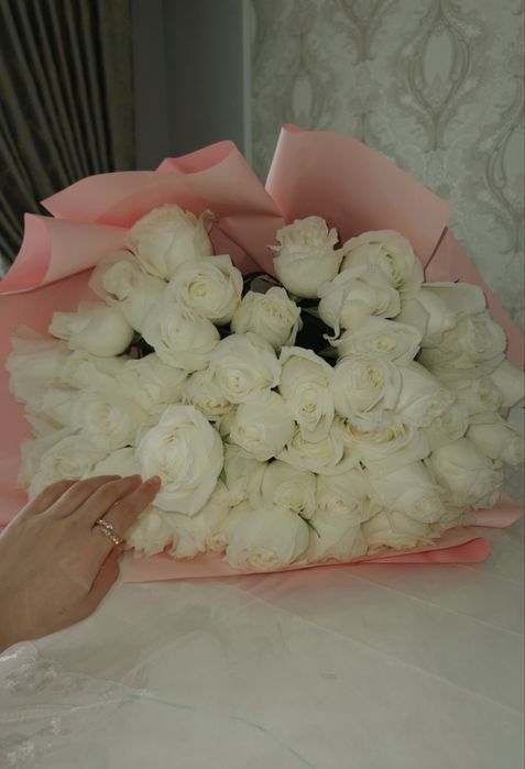 Шикарные белые розы