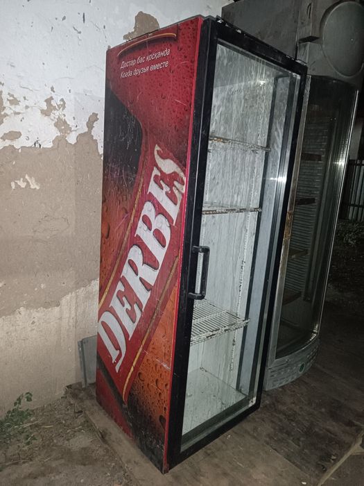 Холодильники магазинные.