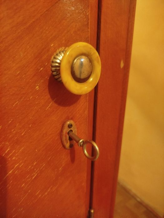 Продам антикварный шифоньер