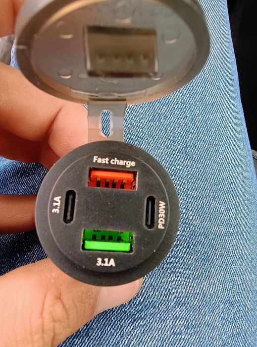 Vând încărcător usb mașină