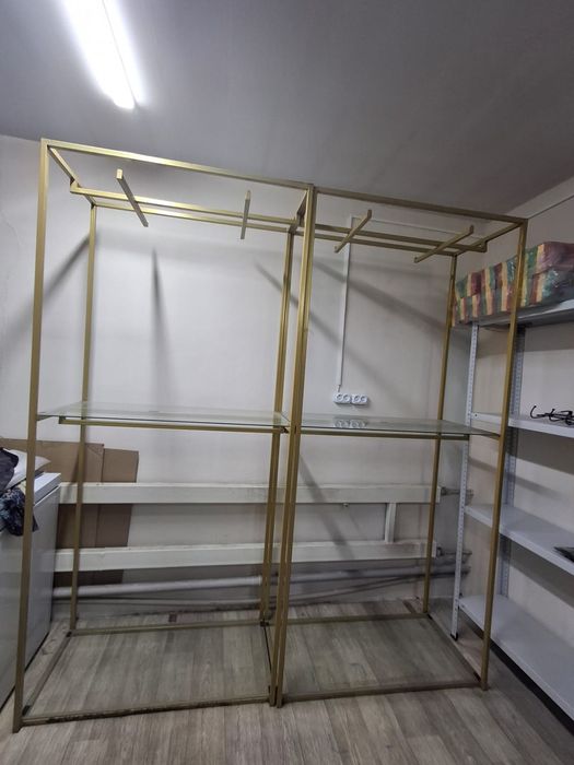 торговое оборудование для магазина — напольные вешала/стойки с полками