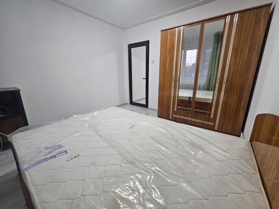 Apartament 2 cam. proaspat renovat, complet utilat, et. 1-Podul de Piatra-vizavi de cladirea NOC
