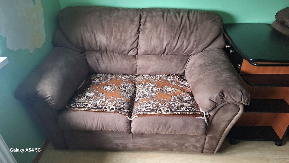 Vând set: două canapele spațioase + fotoliu.