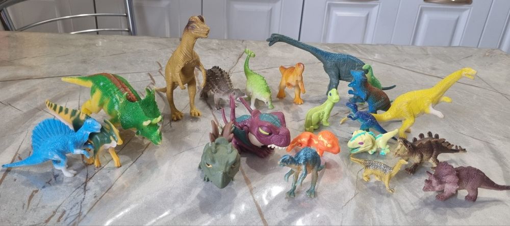 Продам коллекцию динозавров (игрушки)