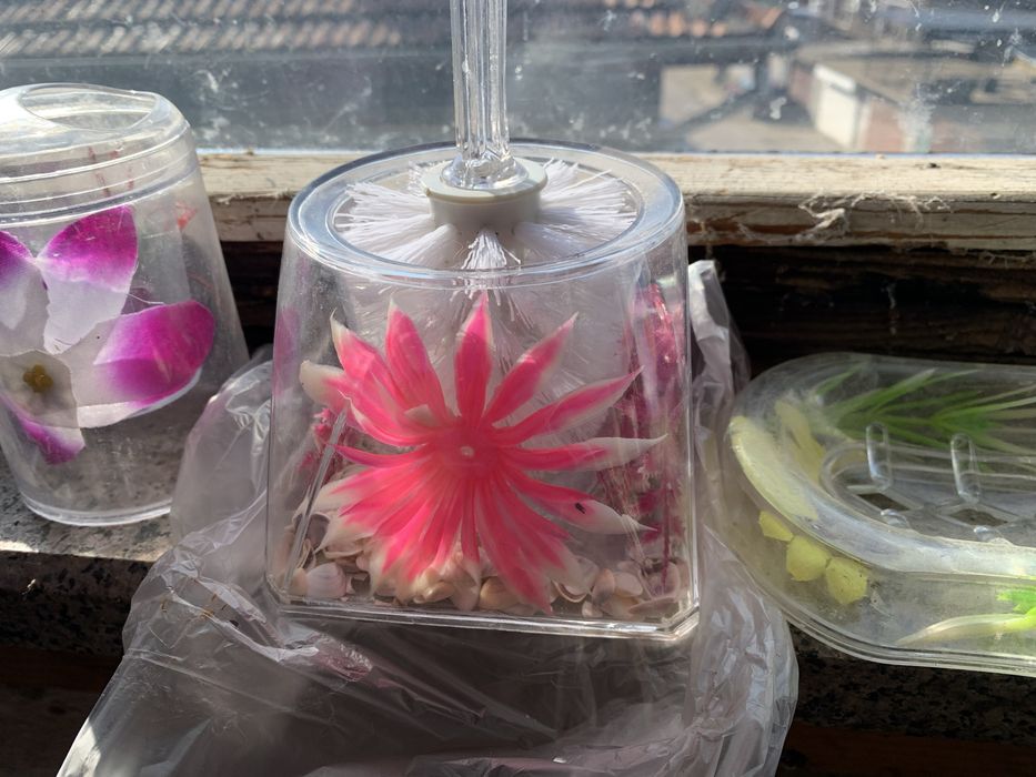 Сапунерки, четки за тоалетни, поставки за четки за зъби