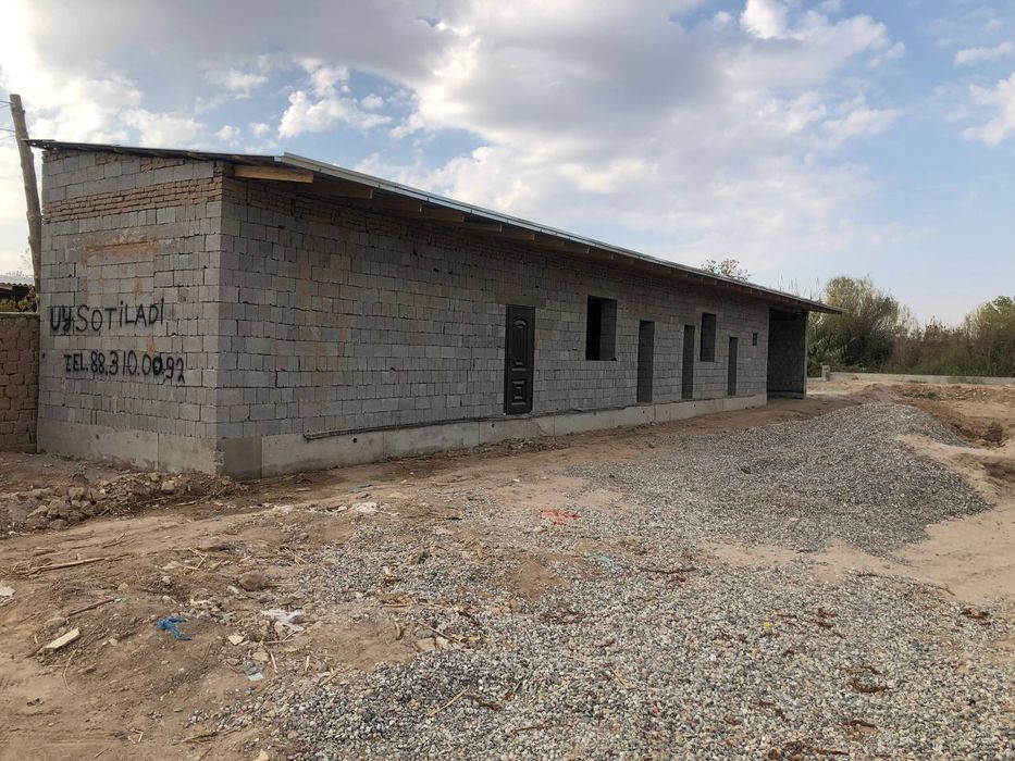 Yangi qurilgan hovli uy