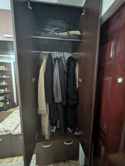 Mobilier hol din lemn cu oglindă în stare excelentă