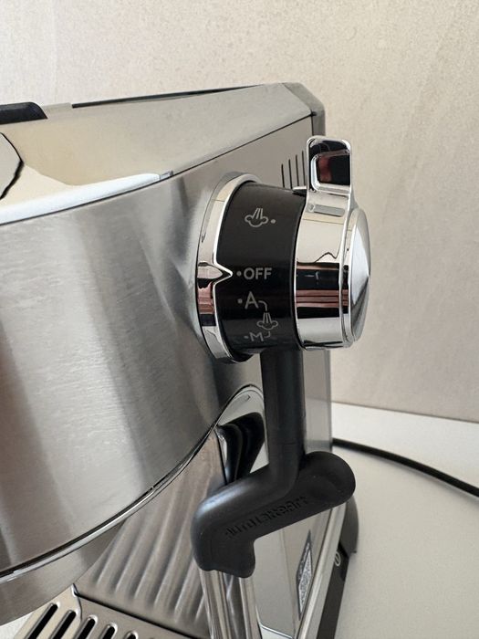 Кофеварка De’Longhi Dedica Maestro Plus EC950.M