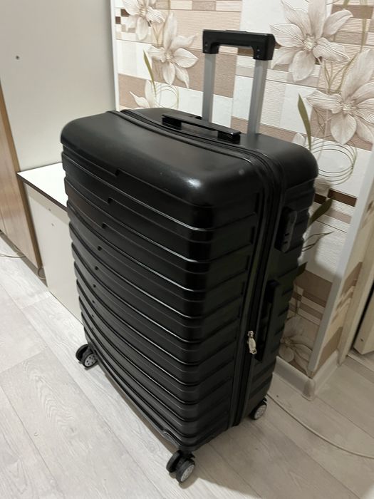 Продам чемодан большой