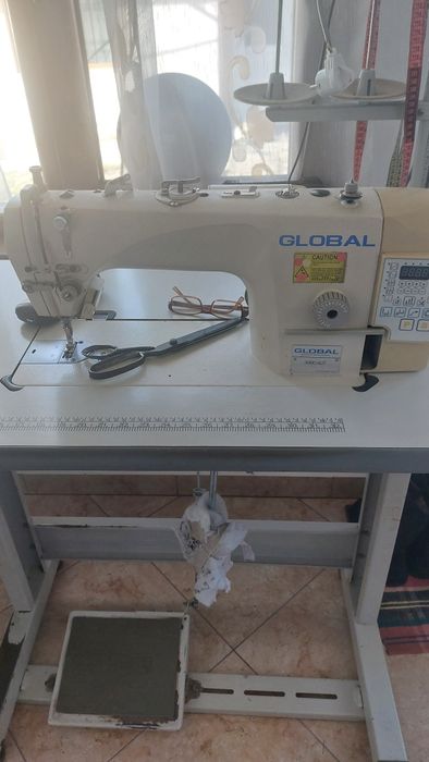 Masina de cusut electrica.