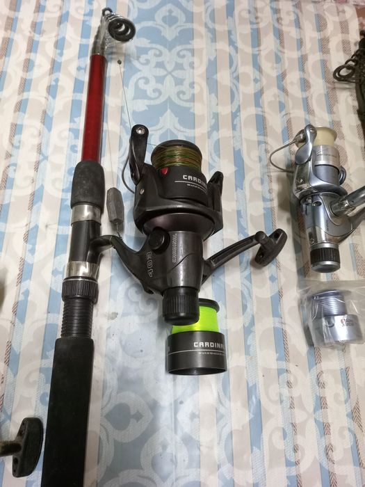 Trei lansete de pescuit cu mulinete aferente și tambur de rezerva.