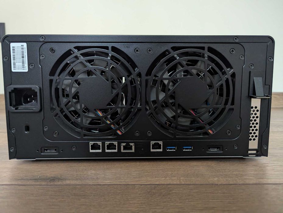 Synology DS1823xs+ NAS с пълен комплект дискове и RAM