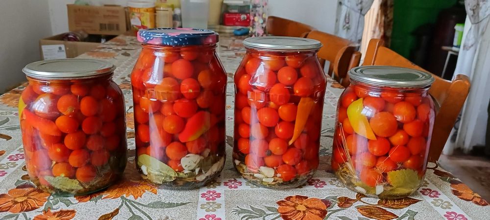 Продам соленые помидоры черри.