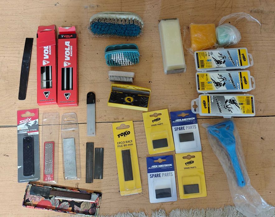 Kit reparatii schiuri (ceara, ascutitoare, pile, razuitoare, lamele, perii, cofix, fier calcat)