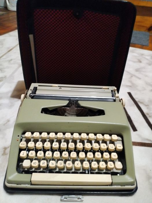 Пишеща машина в кожено куфарче