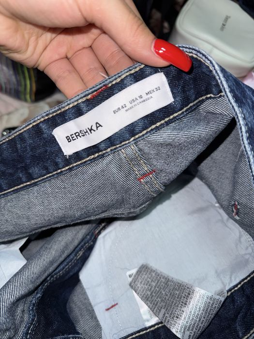 Дънки Bershka с камъчета тип татуировка уникални