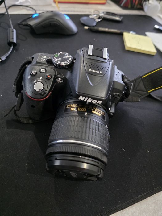 Nikon D3500 + obiective 18-55 si 55-200 (sub 2000 cadre)