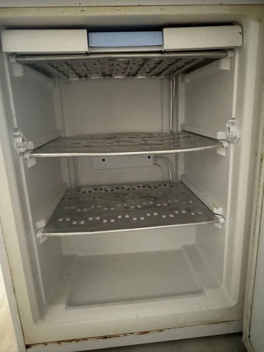 Urgent vând frigider cu congelator Arctic