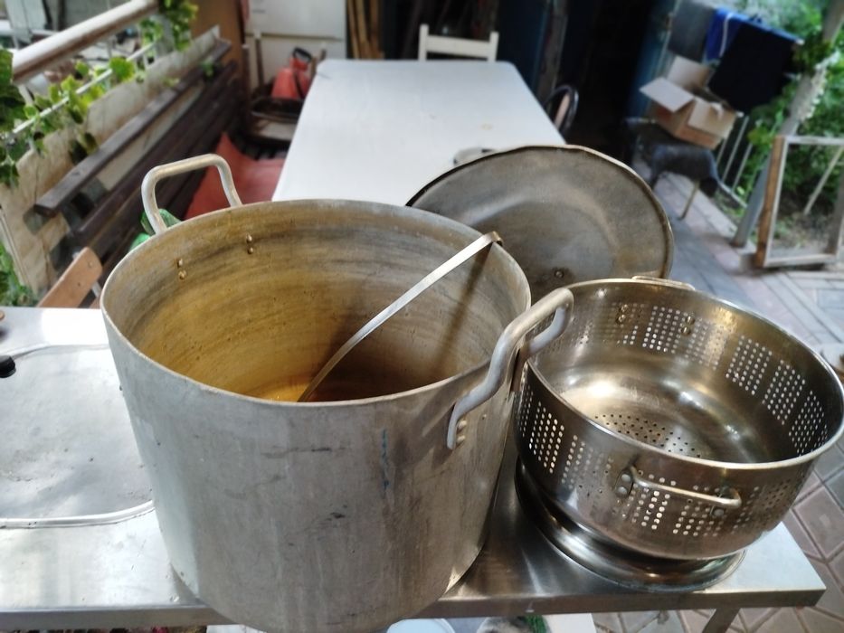 Продам кастрюлю, дуршлаг , и половник .