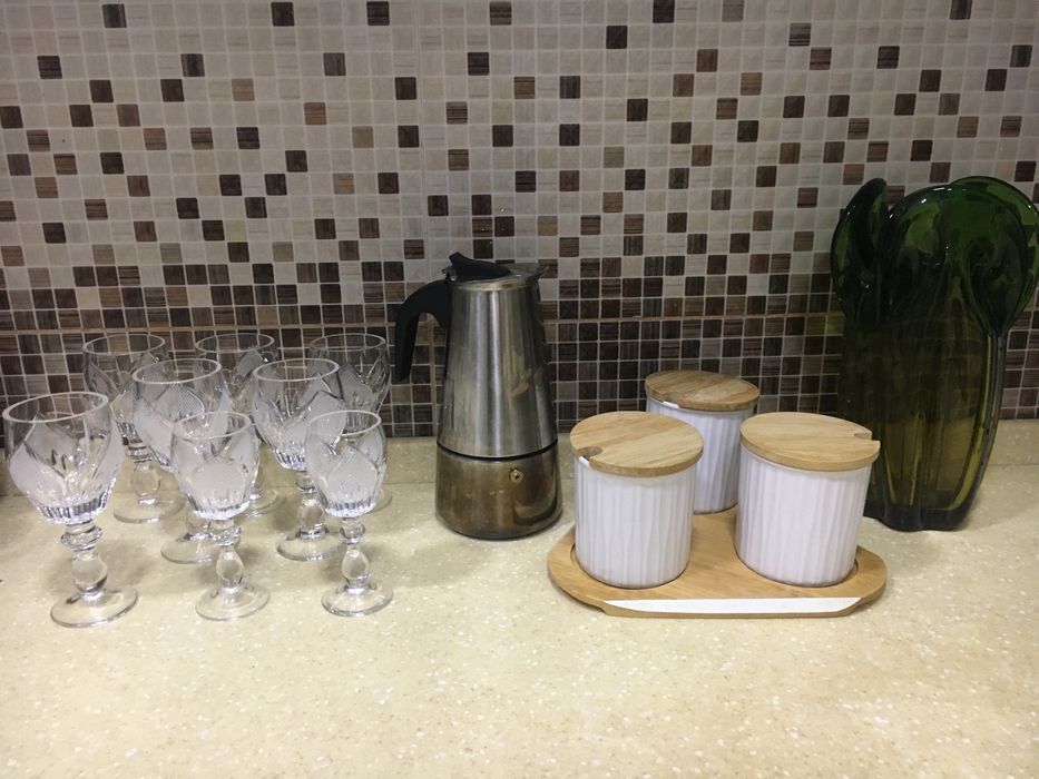 Продается гейзер,ваза,рюмки ,набор для сыпучих