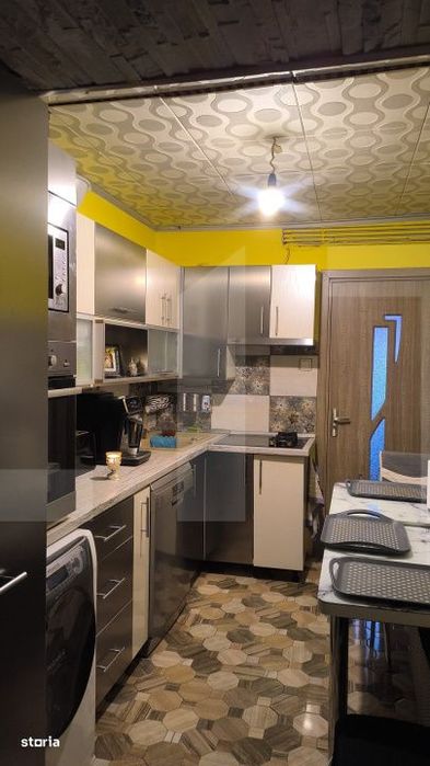 Casa,6 camere ,curte comuna in zona buna