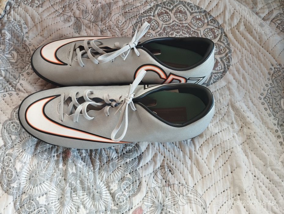 Оригинални обувки за лека атлетика/футбол